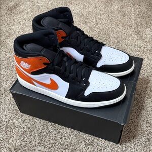 Jordan Retro 1 Mid Black Toe Stafish